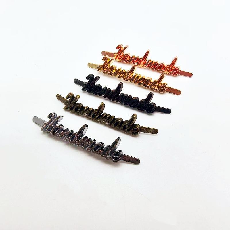 ملصقات حروف معدنية يدوية الصنع - مراجعة Sewing Label وسعره