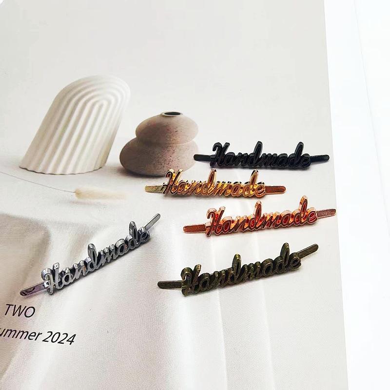 ملصقات حروف معدنية يدوية الصنع - مراجعة Sewing Label وسعره